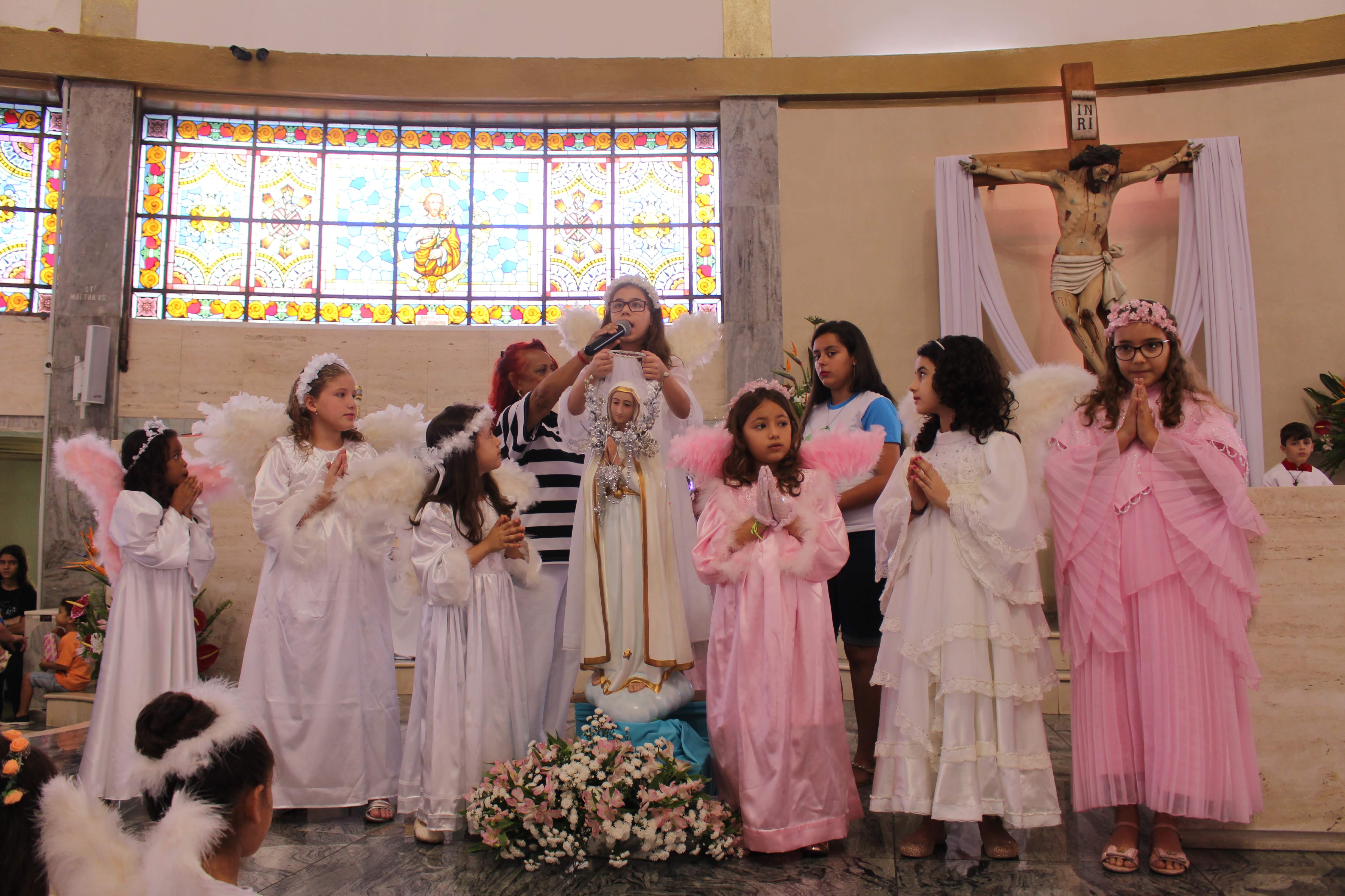 Crianças coroam Nossa Senhora nas manhãs de domingo no Santuário