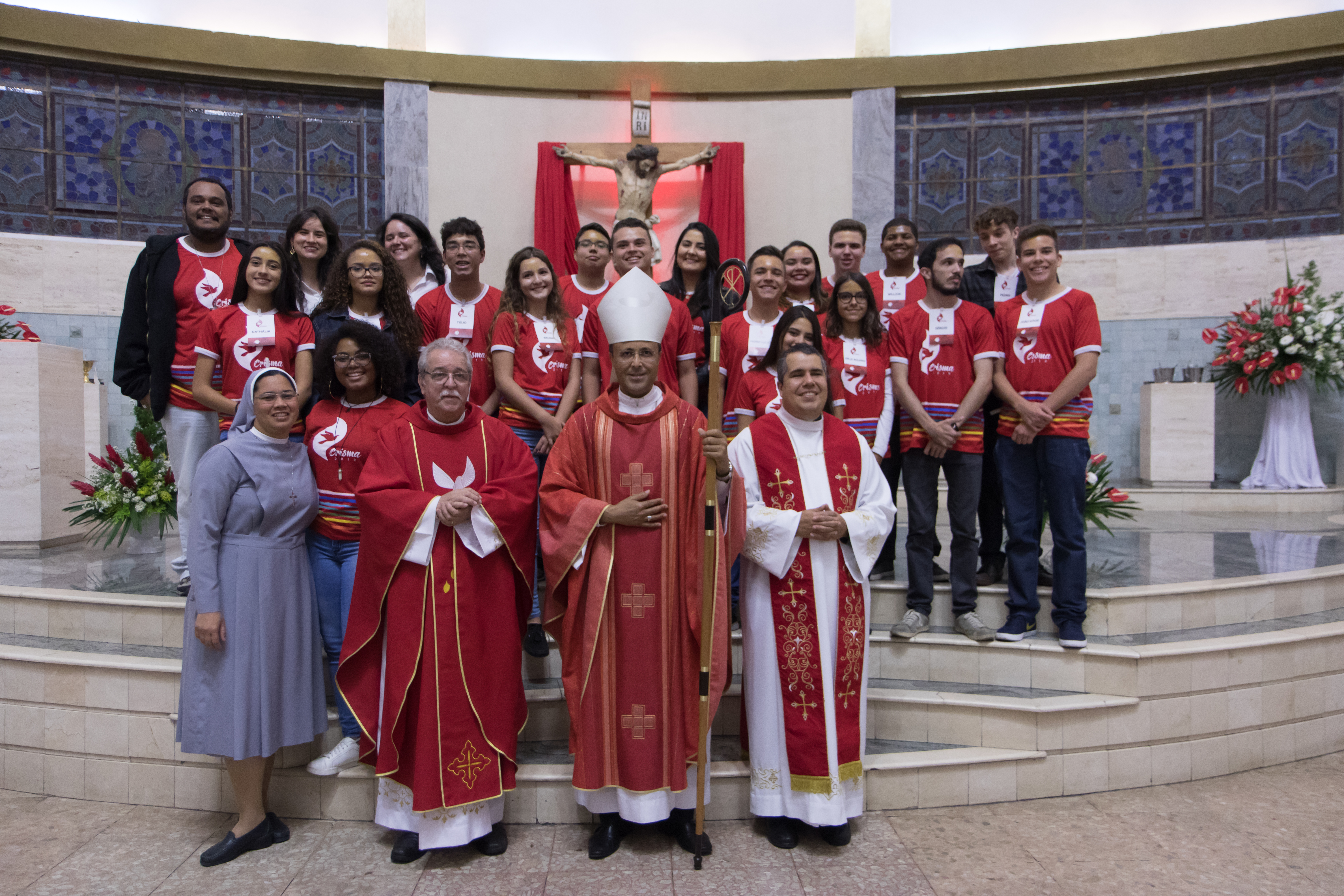 Jovens do Santuário realizam confirmação na caminhada cristã, através do sacramento da Crisma