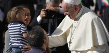 Papa na Audiência: a Igreja não é fortaleza, mas tenda que acolhe todos