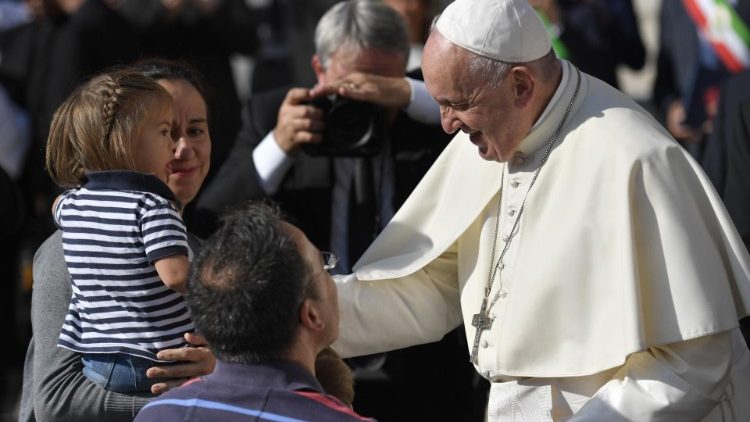 Papa na Audiência: a Igreja não é fortaleza, mas tenda que acolhe todos