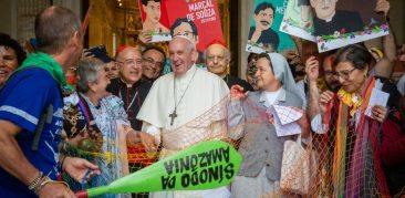 Na abertura do Sínodo, Francisco caminha com povos em procissão que recorda profecia na Amazônia e América Latina