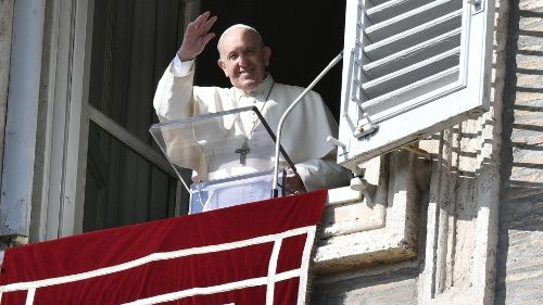 Angelus: os santos nos ajudam a enfrentar a vida com coragem e esperança