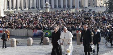 Papa denuncia a hipocrisia de falar de paz e construir armas