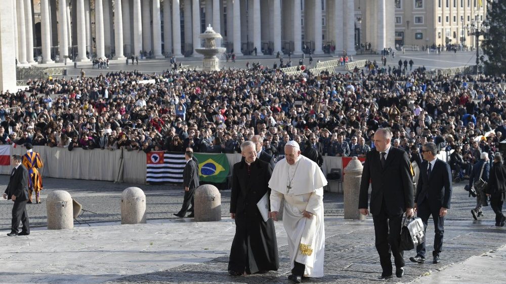 Papa denuncia a hipocrisia de falar de paz e construir armas