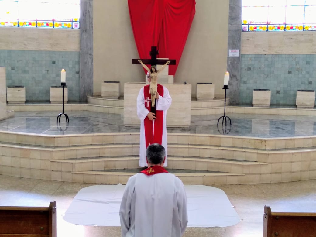 Acompanhe como foi a Adoração da Cruz no Santuário Arquidiocesano São Judas Tadeu