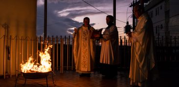 Acompanhe conosco os principais momentos da Vigília Pascal, neste Sábado Santo.