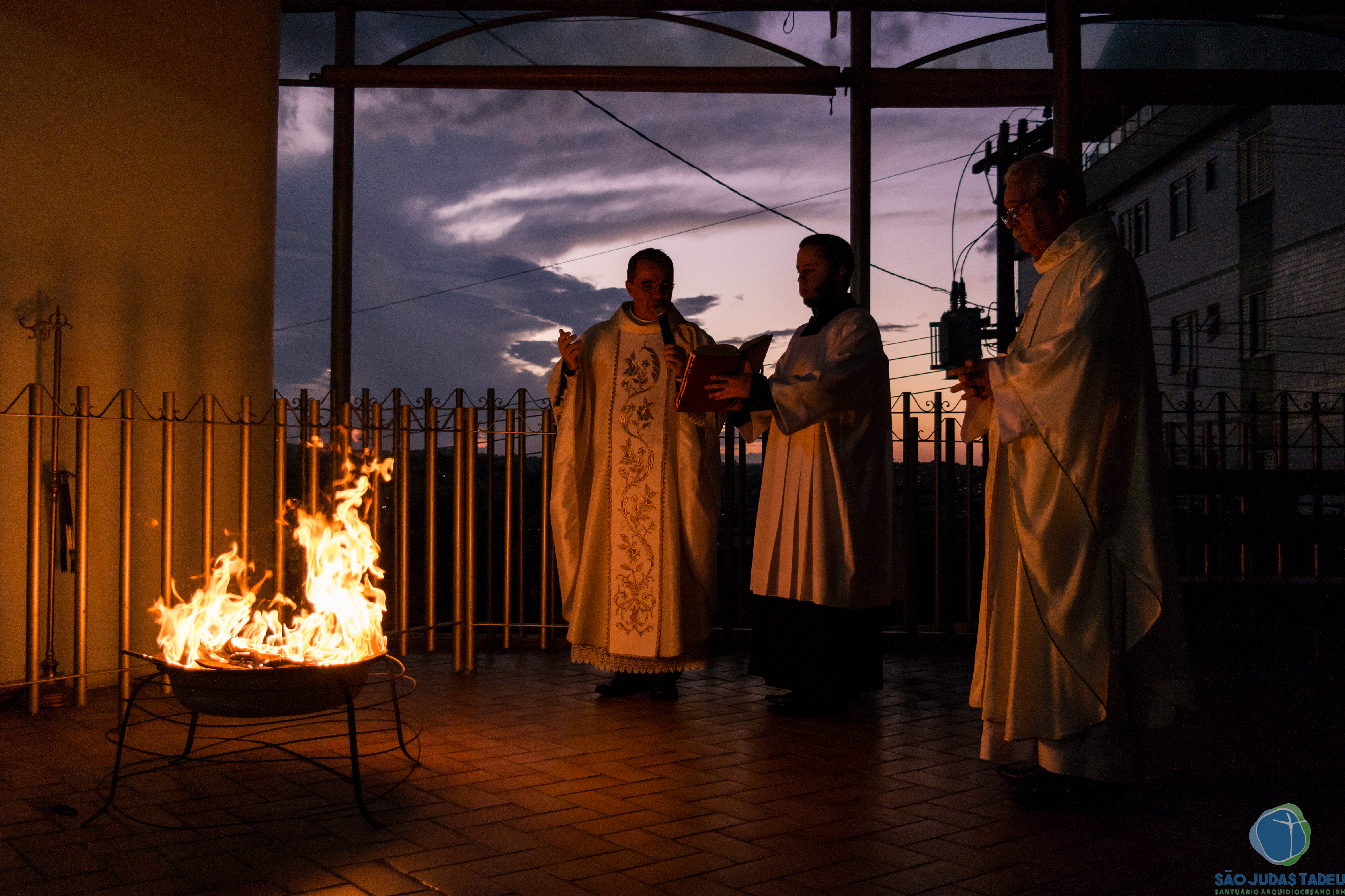 Acompanhe conosco os principais momentos da Vigília Pascal, neste Sábado Santo.