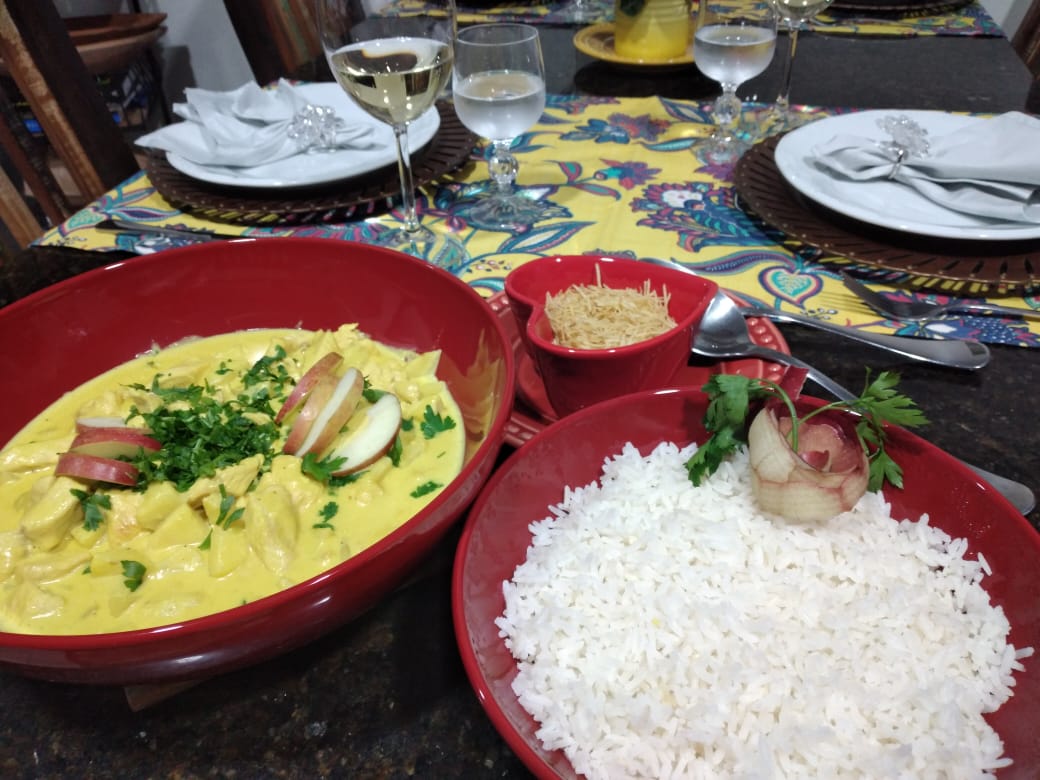 Que tal dar um charme exótico ao almoço de domingo com a receita do “Frango ao Curry”!