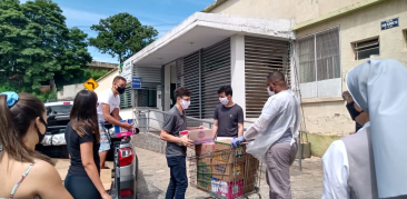 Jovens do Santuário entregaram doações  ao Asilo Cidade Ozanam