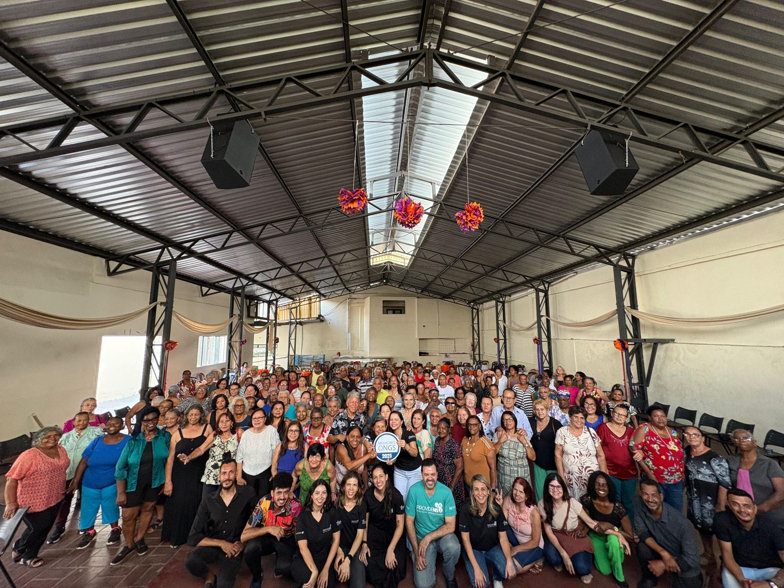Baile Tecendo Proteção anima tarde de idosos, no bairro Lagoinha