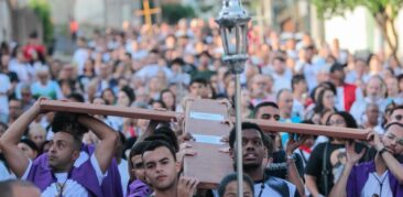 Jovens do Santuário Arquidiocesano São Paulo da Cruz em Caminhada Penitencial da Quaresma