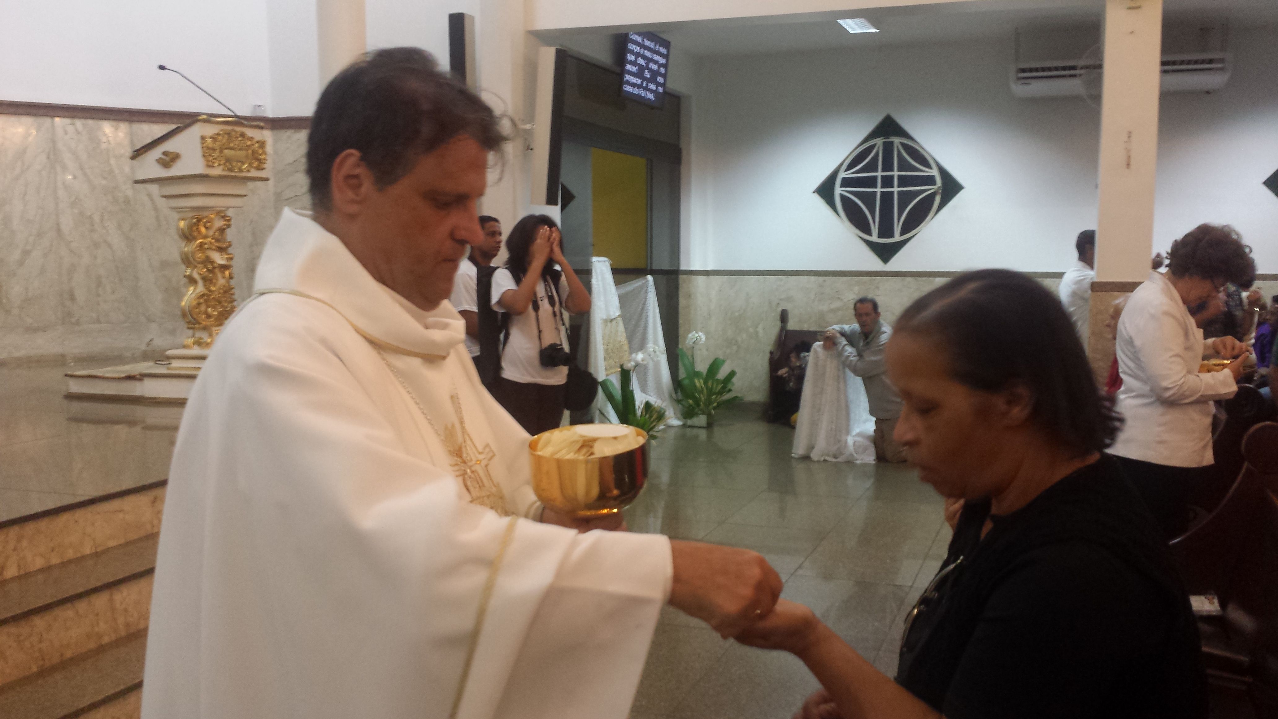 Dom Otacílio celebra Missa da Ceia do Senhor no bairro Milionários