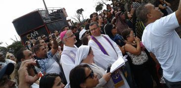 Milhares de fiéis acompanham a Via-Sacra no Santuário da Padroeira de Minas