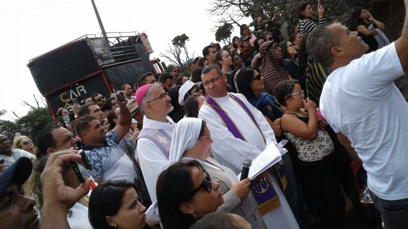 Milhares de fiéis acompanham a Via-Sacra no Santuário da Padroeira de Minas