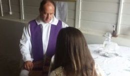 Sexta-feira da Paixão: Fiéis recebem Sacramento da Confissão na Tenda Cristo Rei