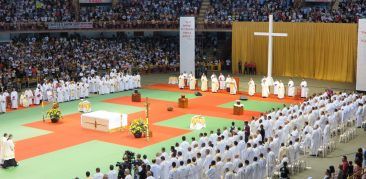 Milhares de fiéis participam da Missa da Unidade