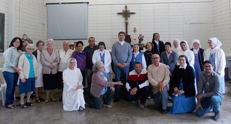 Tenda Cristo Rei: visita guiada e oração durante encontro de religiosos da Rensc