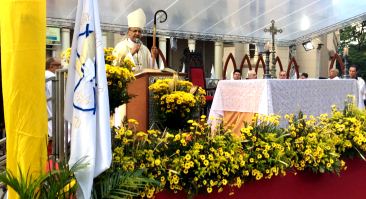 Corpus Christi: fiéis lotam a Praça da Igreja Nossa Senhora da Boa viagem em celebração presidida por dom Geovane
