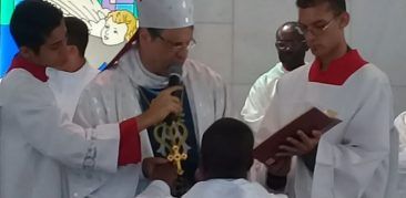 Comunidades da Paróquia Nossa Senhora Aparecida, bairro Camargos, celebram a ordenação sacerdotal do padre Amand Gboko