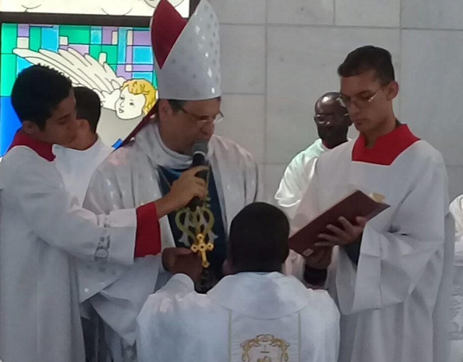 Comunidades da Paróquia Nossa Senhora Aparecida, bairro Camargos, celebram a ordenação sacerdotal do padre Amand Gboko