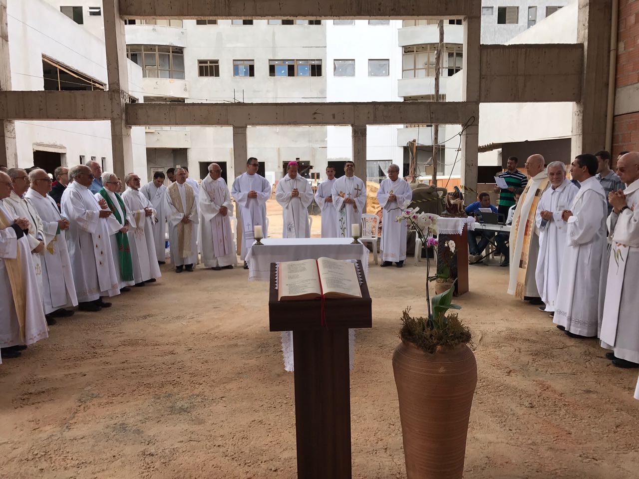 No dia em que completa 40 anos de sacerdócio, dom Walmor preside Missa no local onde está sendo construído o Convivium Emaús