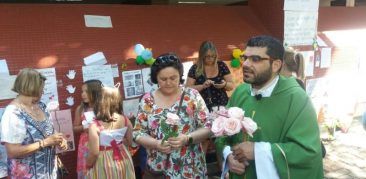 Flores e homenagens às famílias e crianças de Janaúba