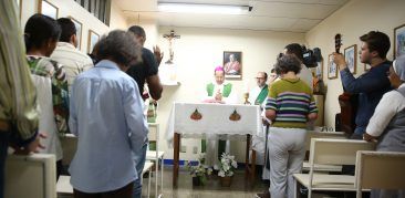 Dom Walmor preside celebração no Hospital João XXIII com equipe médica e familiares das vítimas da tragédia de Janaúba