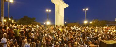 Centenas de fiéis participam de “Tarde com Maria” na Praça do Cristo, no bairro Milionários