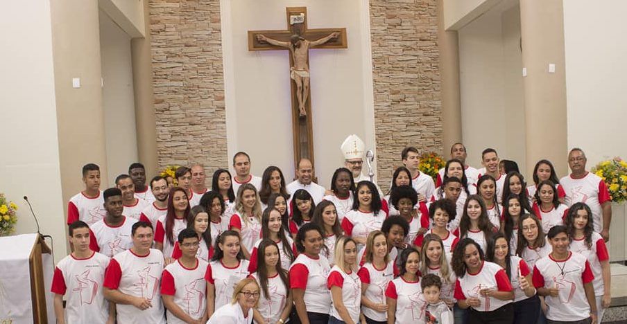 Dom Joaquim Mol preside Missa e confere o Sacramento da Crisma a jovens e adultos no bairro São Salvador, em Belo Horizonte