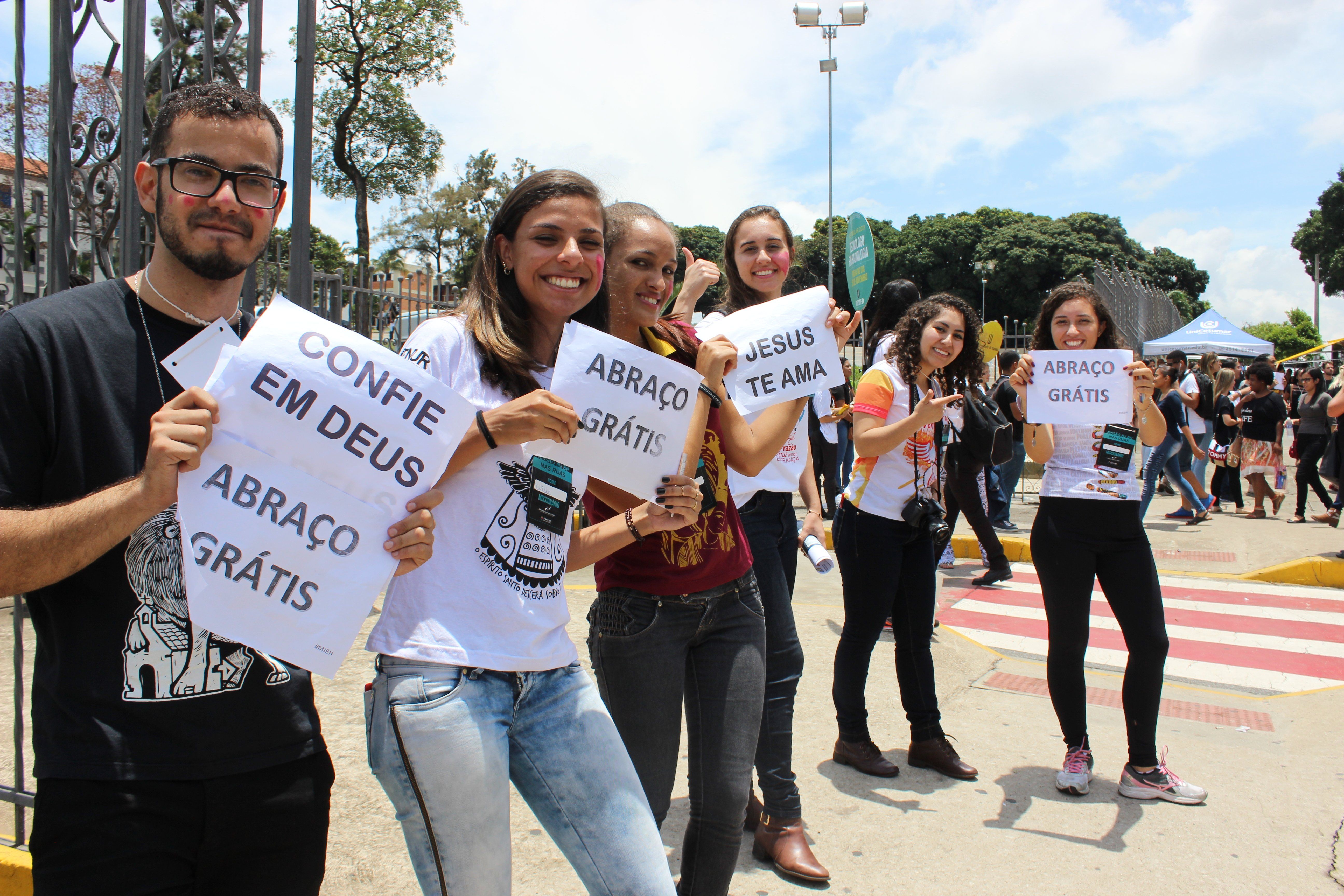 Jovens da Arquidiocese de Belo Horizonte recebem candidatos ao Enem com abraços e orações