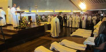 Seis diáconos permanentes são ordenados no Santuário da Padroeira de Minas