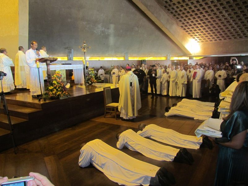 Seis diáconos permanentes são ordenados no Santuário da Padroeira de Minas