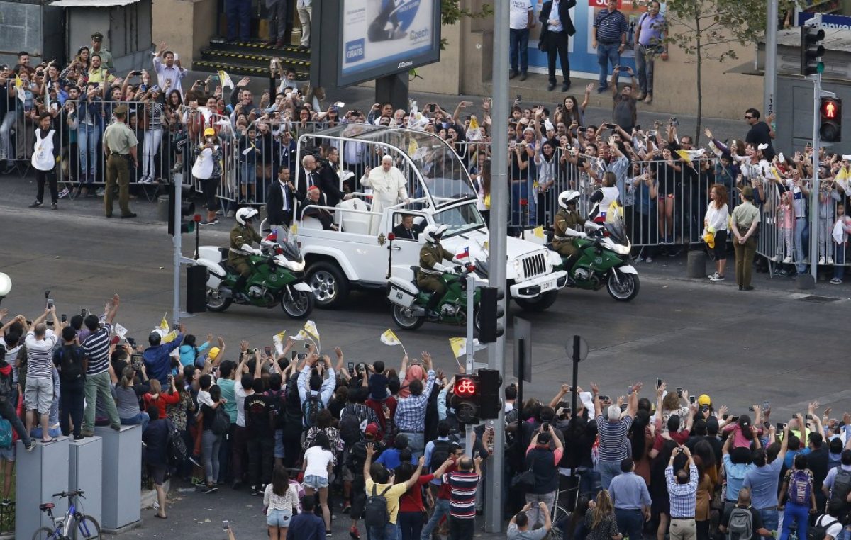 Visita Apostólica: Papa Francisco chega ao Chile e é saudado pela população