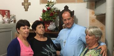 Com a imagem da Padroeira de Minas, dom Walmor visita a família do padre Geraldo Dondici