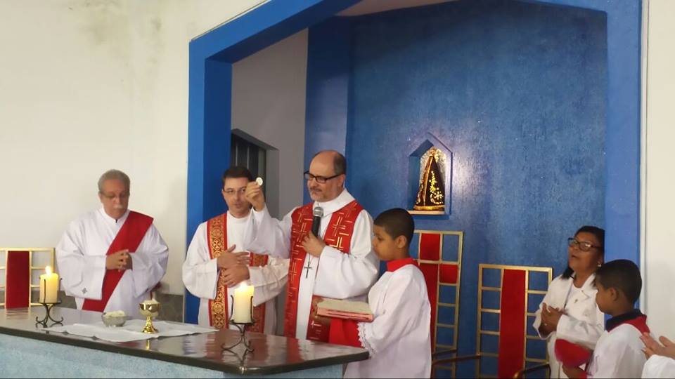 Dom Mol vivencia os acontecimentos da Sexta-feira Santa com a comunidade da Vila Filadélfia