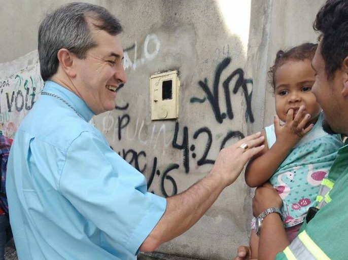 Dom Vicente visita vilas e favelas de Betim