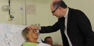 Dom Mol partilha momentos de oração com pacientes da rede pública de saúde