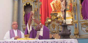 Dom Atanásio, bispo de Moçambique, preside celebração no Santuário Basílica Nossa Senhora da Piedade