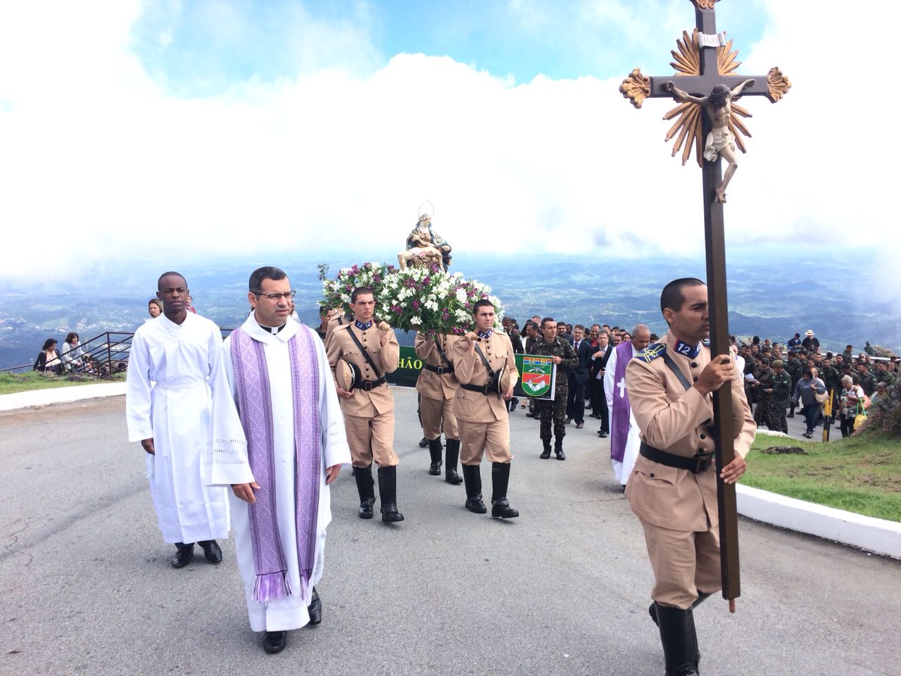 Momento cívico celebra os 30 anos da cruz do Calvário no Santuário Basílica da Padroeira de Minas