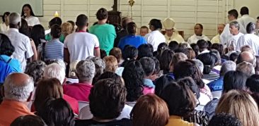 Tenda Cristo Rei fica repleta de fiéis na celebração do Domingo da Misericórdia