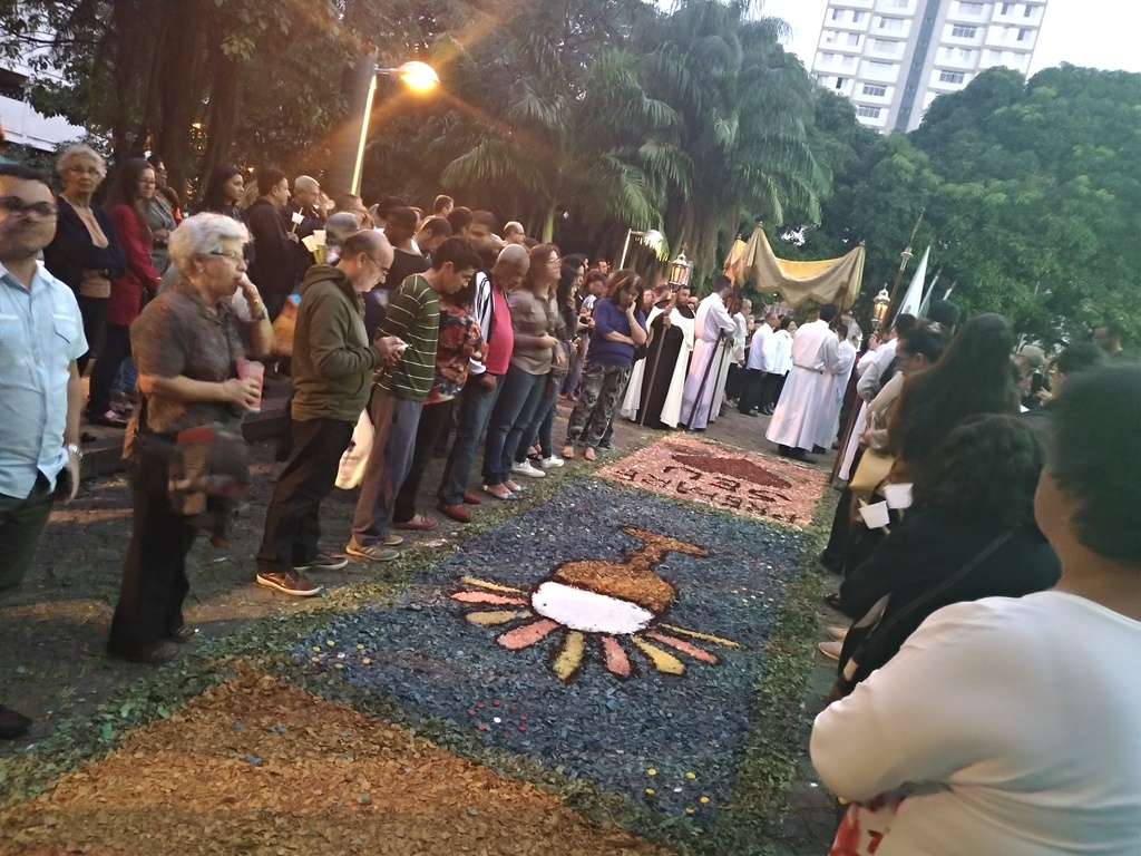 Fiéis se reúnem para celebrar o Corpus Christi