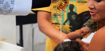 Crianças da Casa Mãe Oásis da Imaculada recebem o Sacramento do Batismo