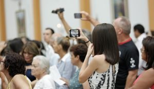 [Artigo]Os paparazzi nas celebrações eucarísticas-Dom Edson Oriolo, bispo auxiliar da Arquidiocese de BH