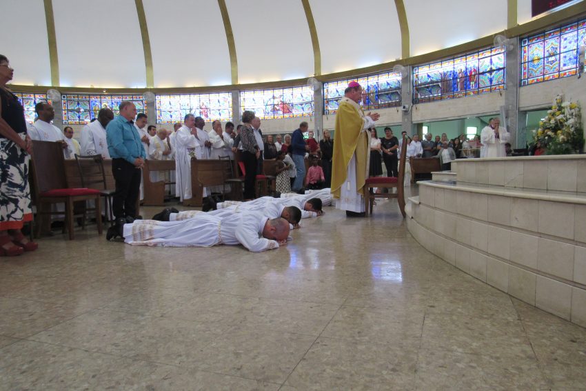 Jovens são ordenados diáconos no Santuário Arquidiocesano São Judas Tadeu