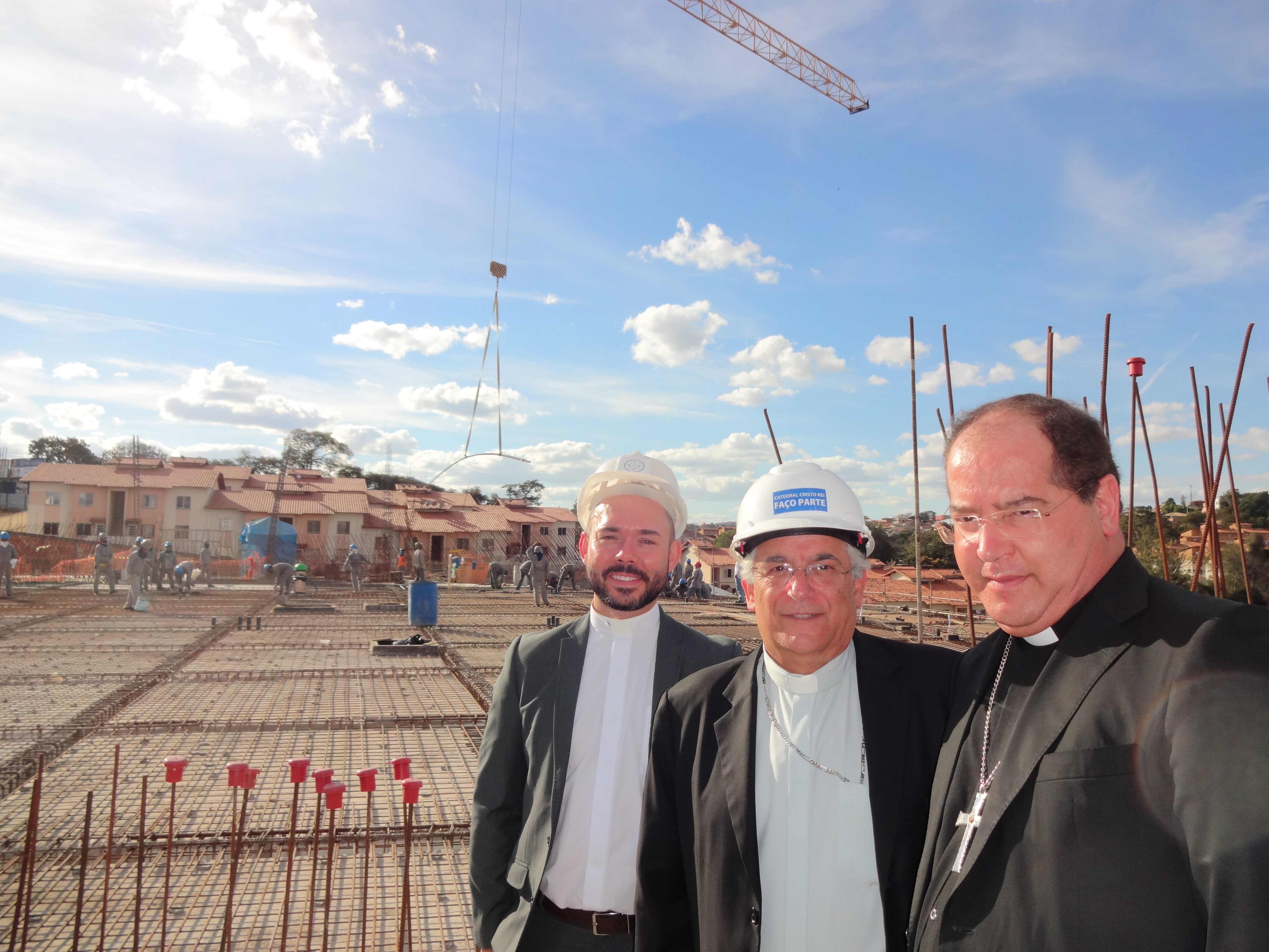 Dom Giovanni d’Aniello visita canteiro de obras da Catedral Cristo Rei