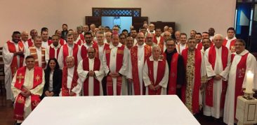 Dom Walmor celebra a Eucaristia com os padres da Rense durante retiro