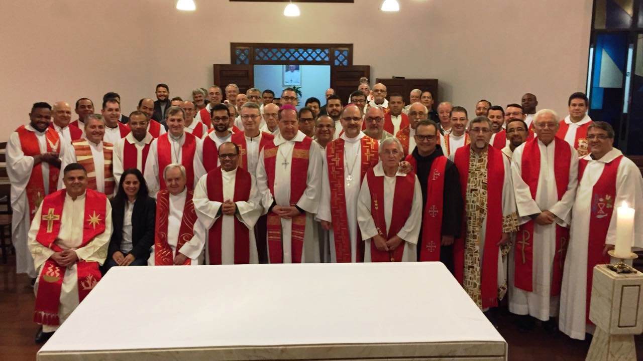 Dom Walmor celebra a Eucaristia com os padres da Rense durante retiro