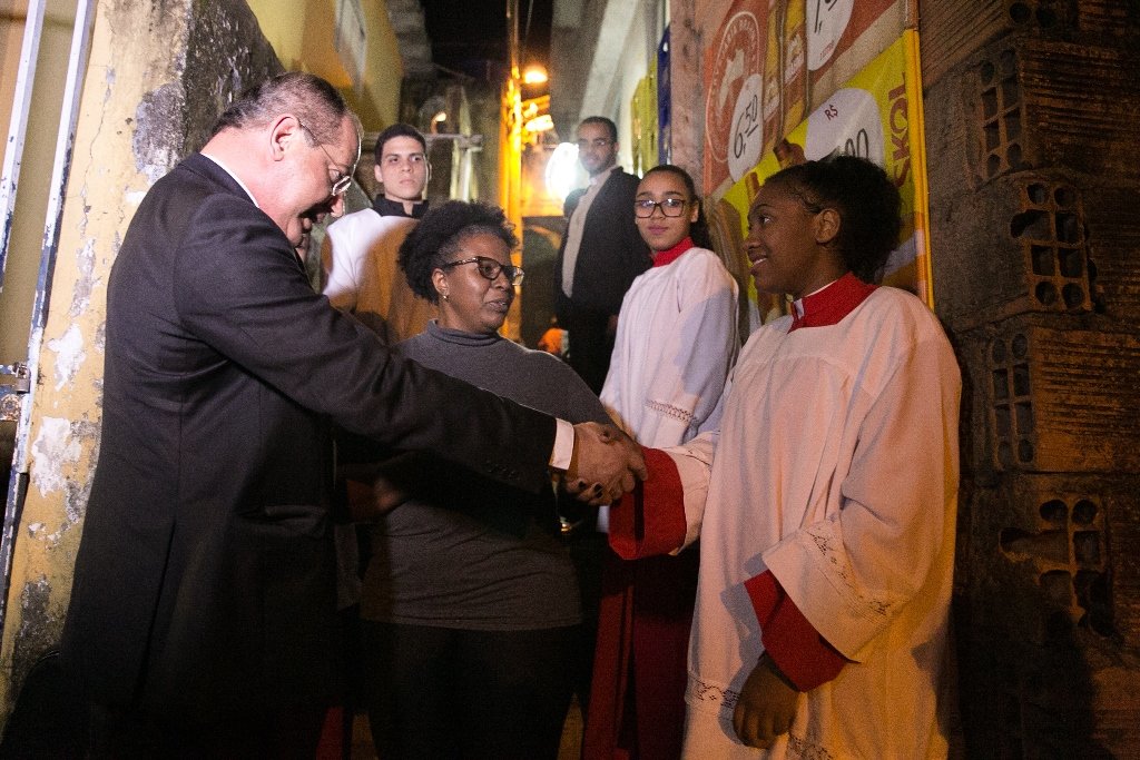 No Aglomerado da Serra, dom Walmor envia missionários para evangelizar vilas e favelas