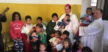 Dom Walmor celebra a Eucaristia na Comunidade Acaba Mundo e recebe homenagem das crianças