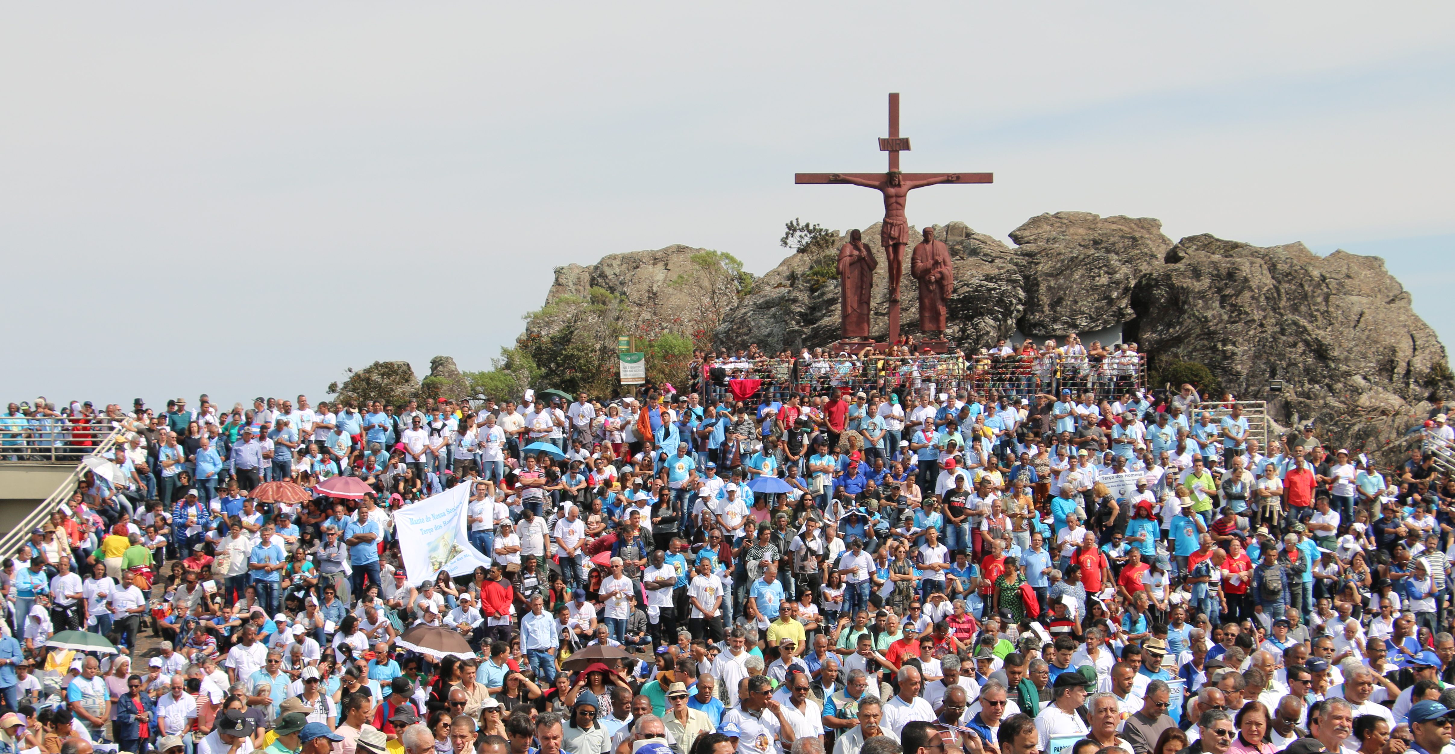 Terço dos homens: Milhares de fiéis vivenciam a fé no Santuário da Padroeira de Minas